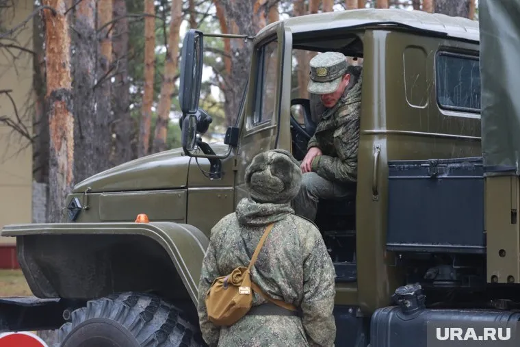 Солдаты ВС РФ привезли вещи и продукты для жителей Харьковской области, которым пришлось покинуть свои дома из-за угроз ВСУ