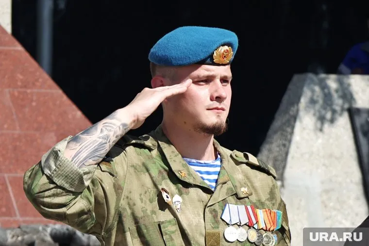 Участник СВО из Кургана подарил свой орден Мужества своей матери