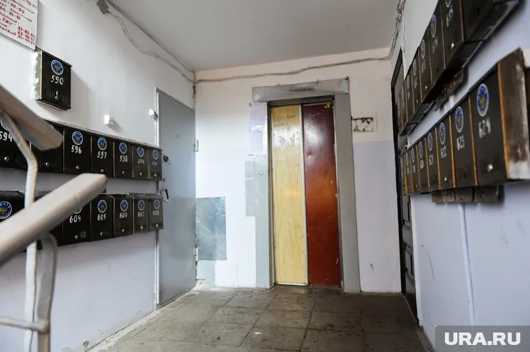 Мужчина зашел за девочкой в лифт многоэтажки