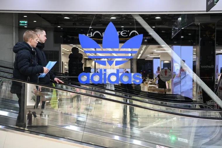 Закрытые магазины Адидас в ТРЦ Гринвич. Екатеринбург 