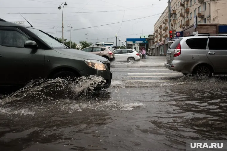Водителей предупредили об опасностях на уральских дорогах из-за ливней