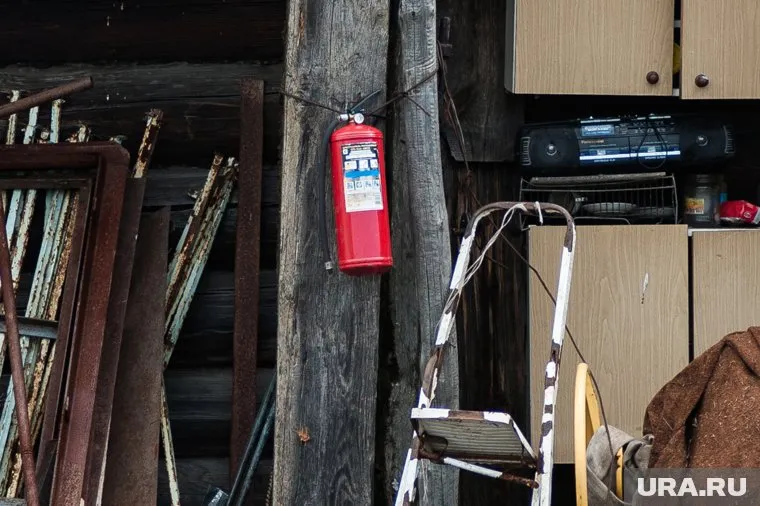 Жители Лебяжья просят решить проблему с захламленными домами сирот