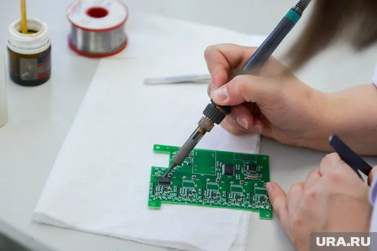 Челябинские конструкторы создали первого перемещающегося над станками российского робота