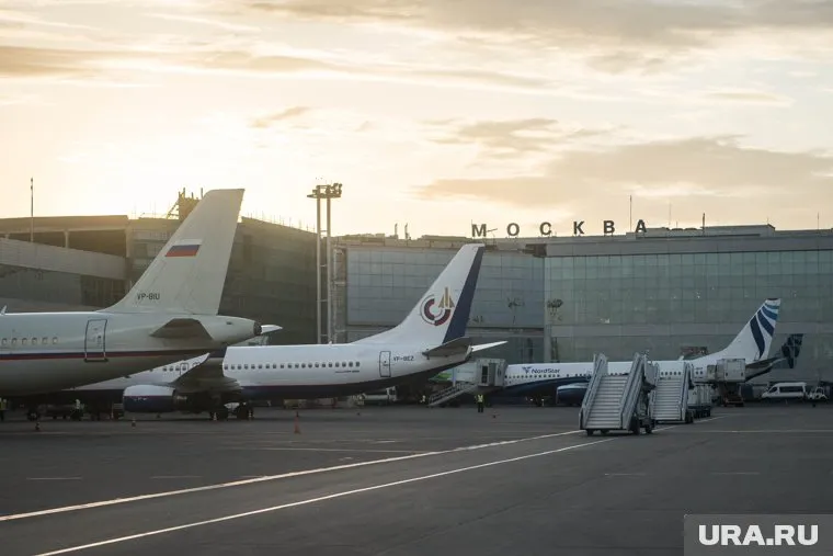 Пассажиров привезли в Домодедово вместо Внуково и не дали выйти из самолета
