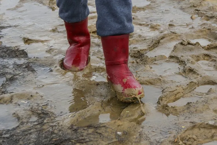 Грязь на дорогах Кургана., грязь в городе, ноги в сапогах
