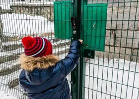 Мальчик после прогулки по морозу в носках по улицам Екатеринбурга начал хромать