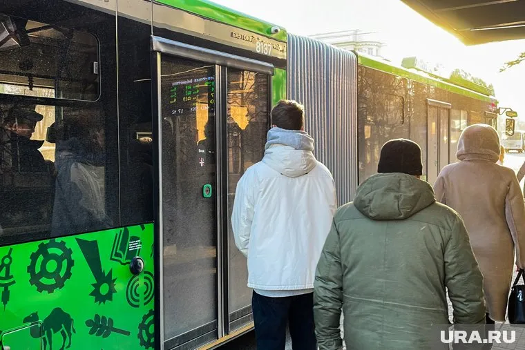 Жители жаловались, что общественный транспорт задерживается стабильно на 15-20 минут