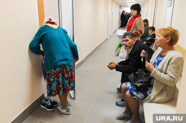 В больнице Сургута больных коронавирусом принимают в одном помещении со здоровыми пациентами