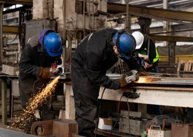 Свердловские заводы готовы платить по 230 тысяч, но у зумеров свои запросы