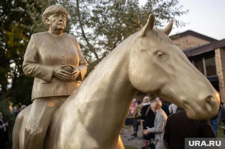 Высота статуи 2,7 метра и она изготовлена при помощи 3D печати