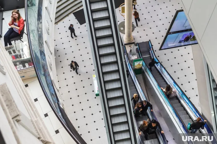 Охранники протащили девочку по лестнице (архивное фото)