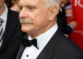 Михалков зовет в Ельцин Центр экспертов