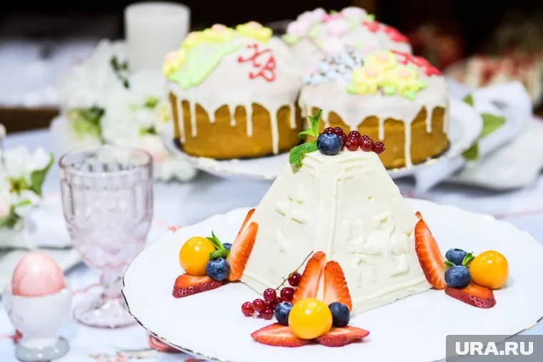 Пасхальный стол традиционно сопровождают куличи и яица