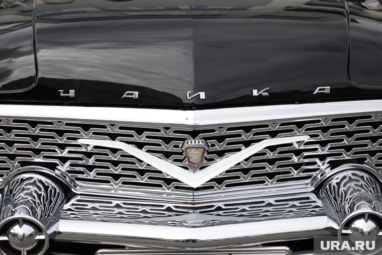 Машина имеет мощный двигатель V8, считалась гордостью советского автопрома