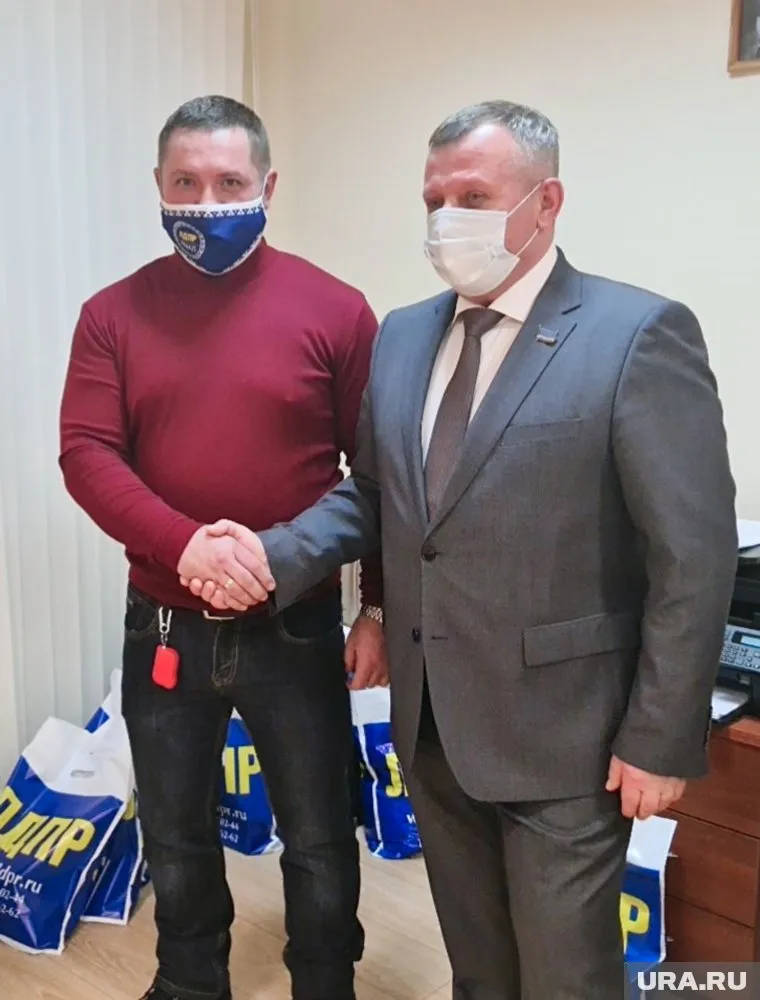 С назначением Вадима Кискула (слева) поздравил депутат заксобрания ЯНАО Александр Голубенко (справа)