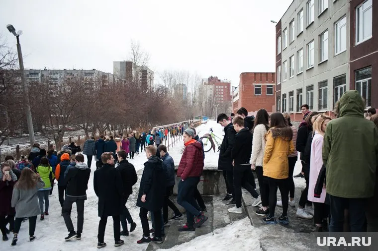 12 января в Екатеринбурге эвакуировали детей из 151 школы