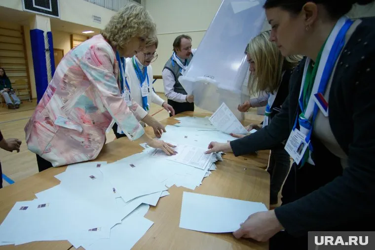 Члены комиссии занимались подсчетом голосов, как услышали громкий звук