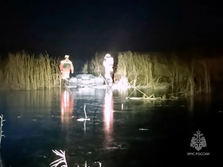 Спасатели обнарудили тела отца и сына в полынье