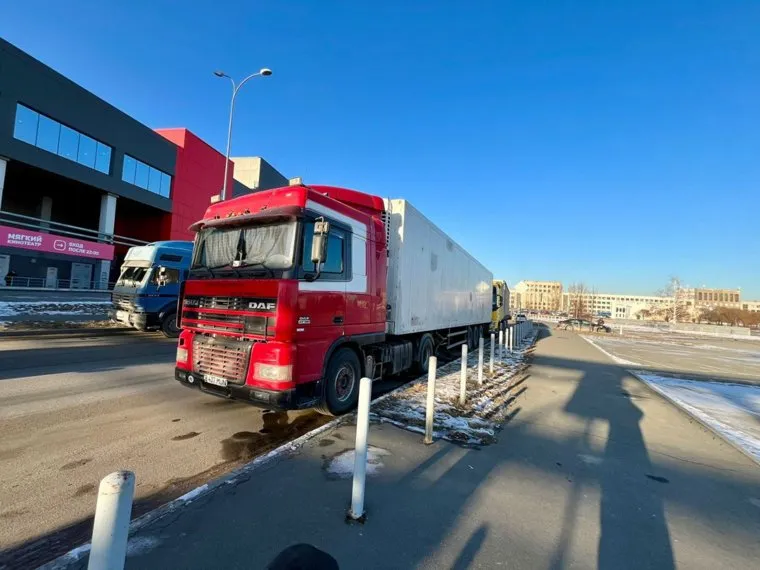 Большегрузы у ТРК "Алмаз" в Челябинске