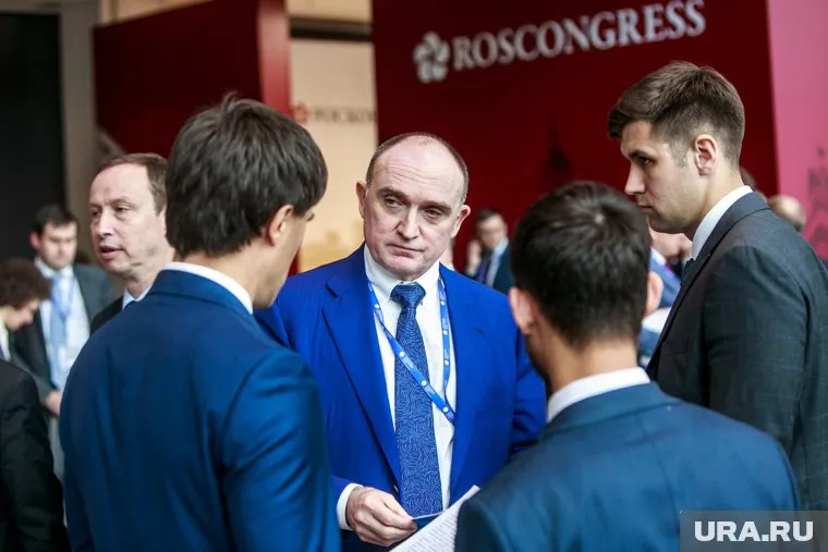 Губернатор Борис Дубровский (в центре) обозначил KPI экономическому блоку — это подготовка к саммитам и высокоскоростная магистраль