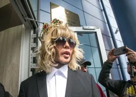 Стилист Зверев пожаловался Прилепину на пустующие ДК в регионах