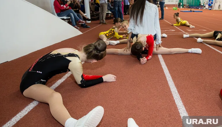 Девочка травмировалась во время упражнения на растяжку