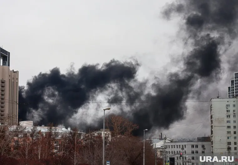 Черный дым поднялся над городом