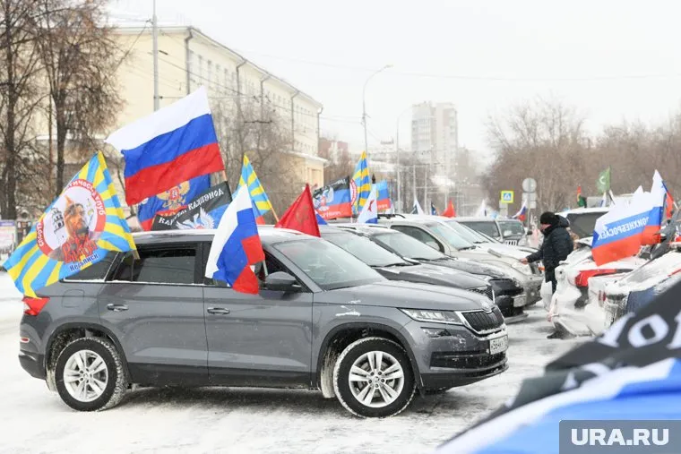 Жители Екатеринбурга стали участниками массово автопробега в поддержку президента РФ Владимира Путина и специальной операции на Украине