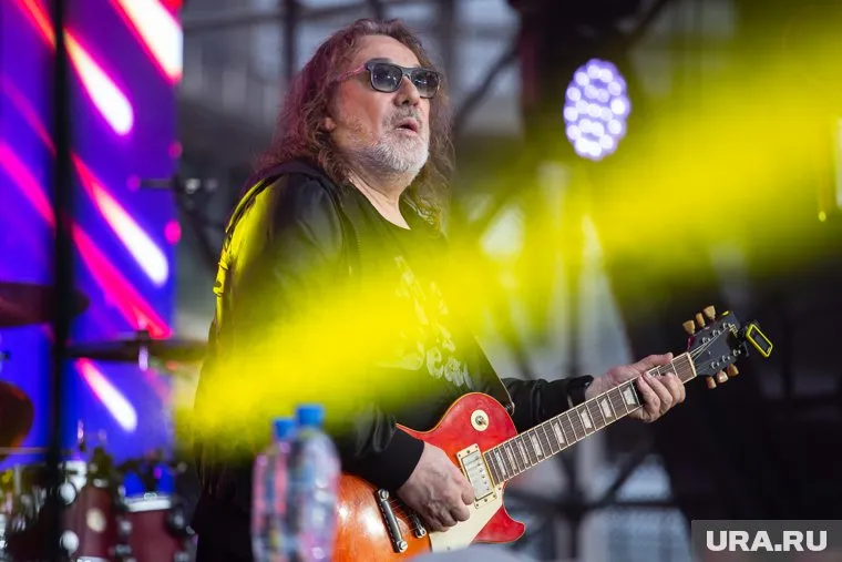 Музыкант продолжает радовать поклонников, устраивая концерты