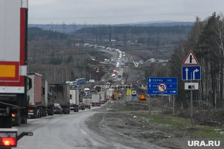 Для движения на этих участках трасс останется по одной полосе (архивное фото)