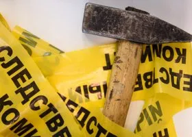 Обвиняемого в подрыве машины в Москве привезли на место преступления