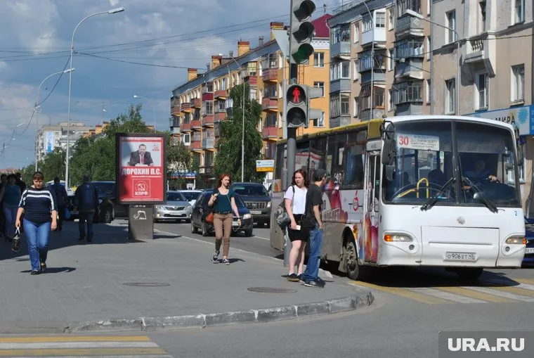Пенсионерка выпала из автобуса на ходу