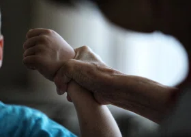 Отец из Каменска-Уральского смог оставить у себя детей, которых истязала мать