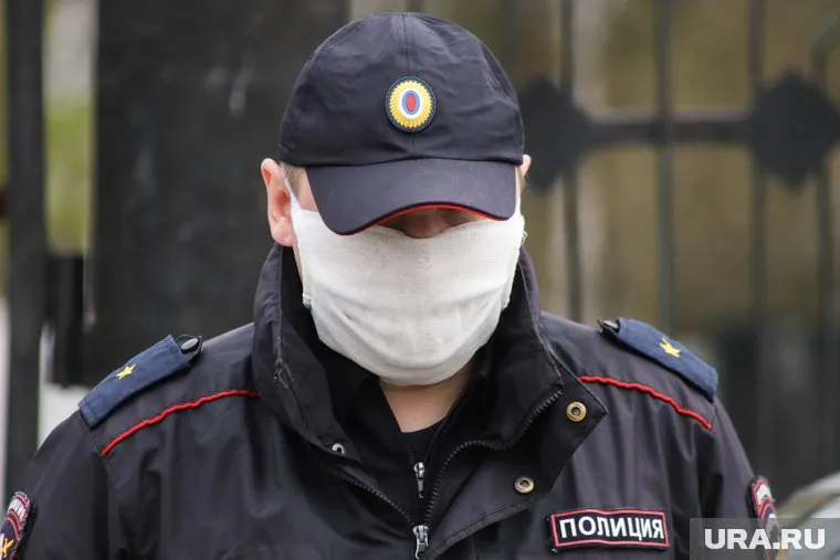 Полицейский сделал замечание женщине на рынке