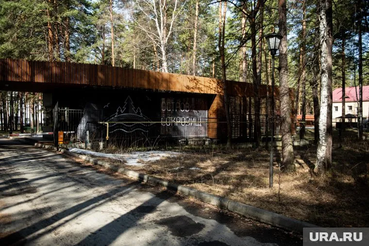 На территории клуба есть два вида пляжа с галькой и песком