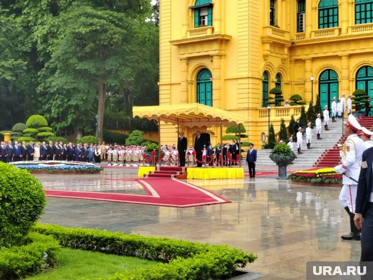 Владимира Путина встретили в Ханое с почетом и уважением