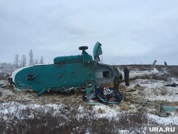 Следователям пришлось откапывать обломки Ми-2