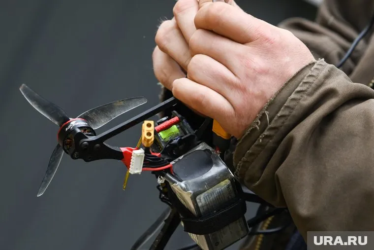 Специальные замыкатели, которые подрывают заряд с пульта управления, собираются в зоне СВО