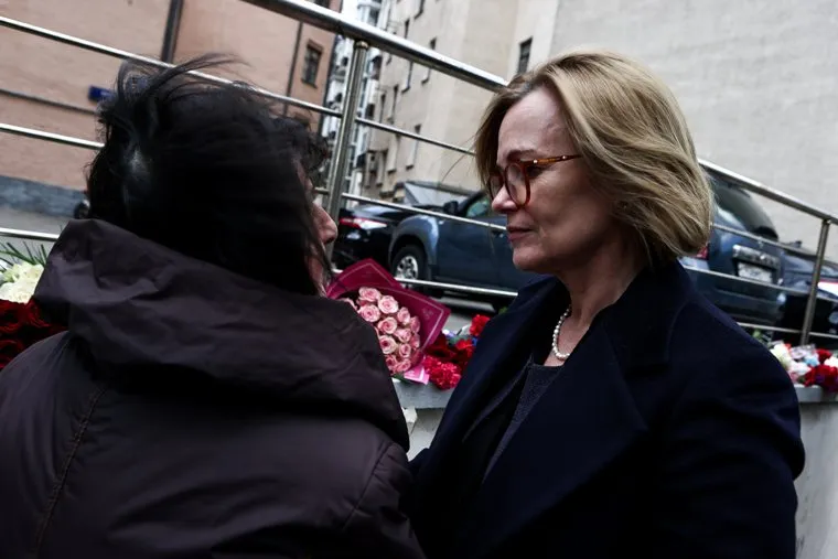 Мемориал в честь Елизаветы II у посольства Великобритании в Москве. Москва