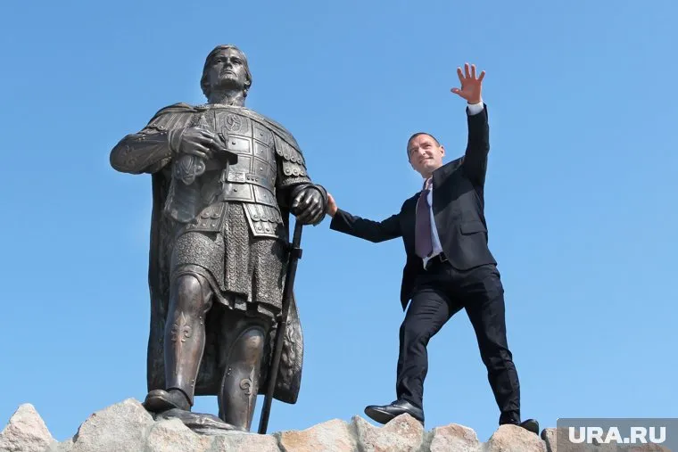 На счету Александра Ильтякова уже не один памятник. Большинство установлено в селе Частоозерье. На фото — памятник Александру Невскому