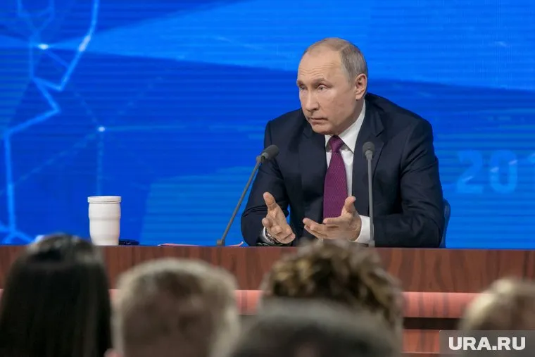 В качестве примера Владимир Путин привел Германию, где действует уголовное наказание за оскорбление госсимволов