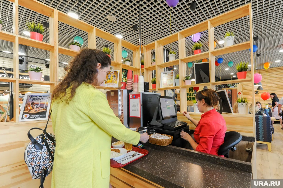 Челябинцы стали на 43% чаще соглашаться на работу продавца-кассира