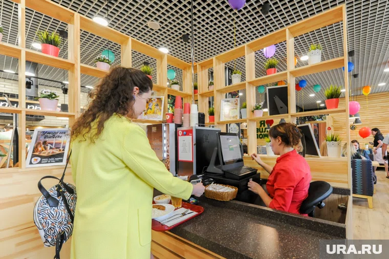 Челябинцы стали на 43% чаще соглашаться на работу продавца-кассира