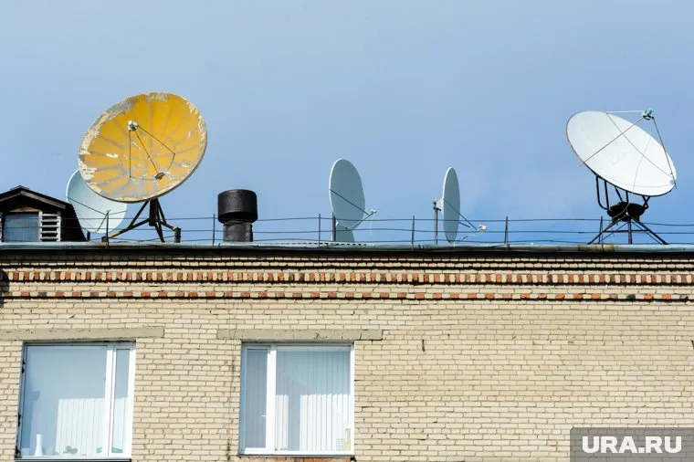 Челябинцы попросили разобраться в ситуации с поврежденной антеннами кровлей