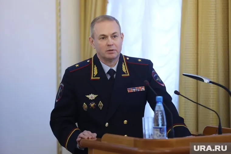 В Кургане генерал полиции Дмитрий Свинов получил нагрудный знак от МВД