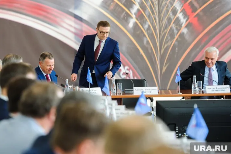 Алексей Текслер (в центре) реанимировал экосовет, который вместе с владельцами заводов займется улучшением экологии в регионе