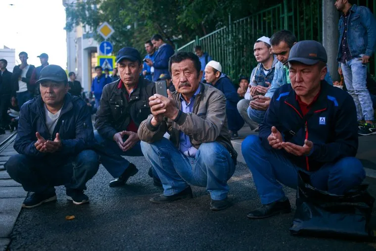 Праздничный намаз в Курбан Байрам у Соборной мечети. Москва