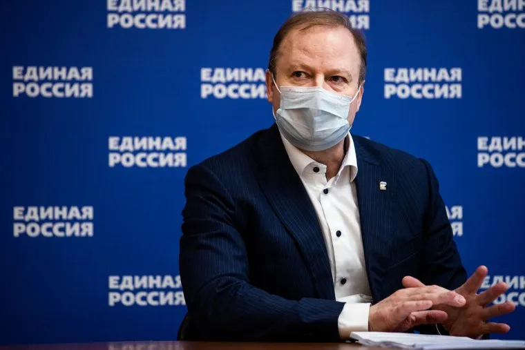 Секретарь Свердловского отделения партии «Единая Россия» Виктор Шептий подает документы на участие в праймериз. Екатеринбург