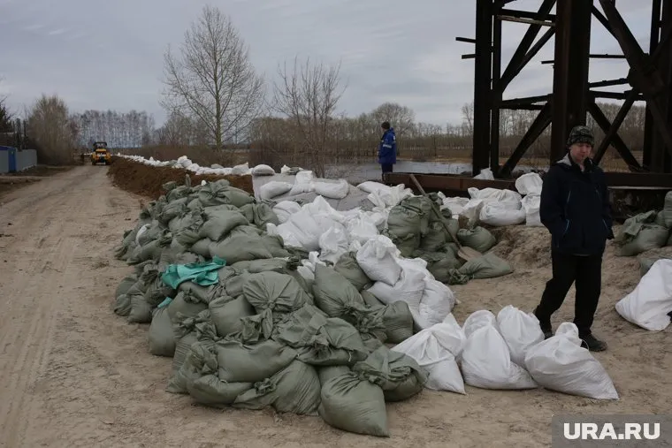 Дамбу возводили силами горожан и МЧС