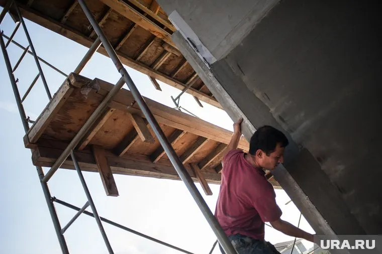 В Кургане строительные леса упали на прохожего (архивное фото)